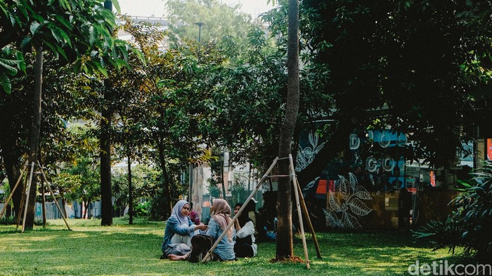Kalau kamu sedang jalan-jalan ke kawasan Blok M, jangan sampai melewatkan satu spot keren ini: Taman Literasi Christina Martha Tiahahu.