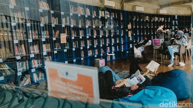 Kalau kamu sedang jalan-jalan ke kawasan Blok M, jangan sampai melewatkan satu spot keren ini: Taman Literasi Christina Martha Tiahahu.