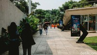 Jika beruntung dan sering cek Instagram taman ini, traveler bakal lihat aksi dari musisi-musisi kenamaan manggung di sini.