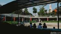 Jangan lupa juga singgah di Taman Literasi Christina Martha Tiahahu, ruang publik kekinian yang dirancang sebagai pusat edukasi dan hiburan. Di sini, kamu bisa menemukan perpustakaan, panggung pertunjukan, area kuliner, dan spot duduk yang nyaman. Kadang, taman ini juga jadi tempat manggung musisi kenamaan, menjadikannya titik temu yang hidup dan inspiratif di tengah kota. (Grandyos Zafna/detikcom)