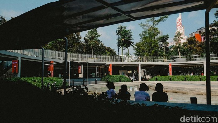 Nongkrong di Taman Literasi: Seru, Edukatif, dan Instagramable! Kalau kamu sedang jalan-jalan ke kawasan Blok M, jangan sampai melewatkan satu spot keren ini: Taman Literasi Christina Martha Tiahahu.