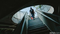 Di taman itu terdapat beberapa ruang yang menjadi tempat kegiatan pengunjung di Taman Literasi, yaitu plaza untuk tempat duduk pengunjung, ruang bermain anak, ruang pertunjukan, ruang tenant, ruang taman atap, dan ruang tangga.