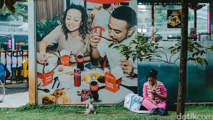 Kalau kamu sedang jalan-jalan ke kawasan Blok M, jangan sampai melewatkan satu spot keren ini: Taman Literasi Christina Martha Tiahahu.