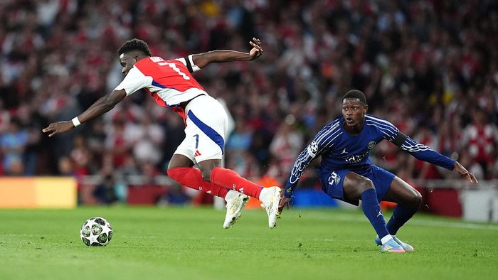 Arsenals Bukayo Saka (left) and Paris Saint Germains Nuno Mendes battle for the ball during the UEFA Champions League semi final, first leg match at the Emirates Stadium, London. Picture date: Tuesday April 29, 2025. (Photo by Adam Davy/PA Images via Getty Images)