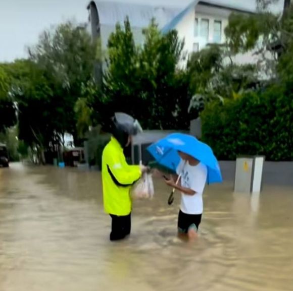 Demi Antar Makanan Pelanggan, Pengemudi Ojol Rela Terjang Banjir