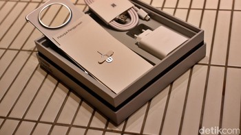 Aksesori yang disertakan dalam paket pejualan. Foto: Adi Fida Rahman/detikINET