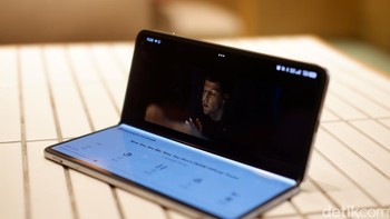 Material premium seperti aluminium seri 7000 dan serat karbon digunakan pada bodi, dengan layar luar dilapisi kaca nanocrystal 20% lebih kuat dan layar dalam dilindungi lapisan anti-shock 70% lebih tahan lama. Foto: Adi Fida Rahman/detikINET