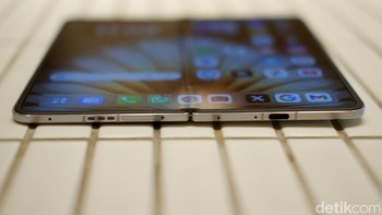 Ponsel ini menggunakan engsel Titanium Flexion berbahan titanium alloy Grade 5 standar kedirgantaraan, yang 26% lebih ramping dan 36% lebih kokoh dibandingkan pendahulunya. Engsel ini telah diuji hingga 100.000 kali lipatan dan mendapat sertifikasi TÜV Rheinland. Foto: Adi Fida Rahman/detikINET