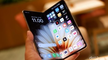 Ponsel ini menggunakan engsel Titanium Flexion berbahan titanium alloy Grade 5 standar kedirgantaraan, yang 26% lebih ramping dan 36% lebih kokoh dibandingkan pendahulunya. Engsel ini telah diuji hingga 100.000 kali lipatan dan mendapat sertifikasi TÜV Rheinland. Foto: Adi Fida Rahman/detikINET