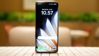 Layar luarnya berukuran 6,62 inch (LTPO OLED, 2.616 x 1.140 piksel) dengan kecerahan puncak 2.450 nits. Foto: Adi Fida Rahman/detikINET