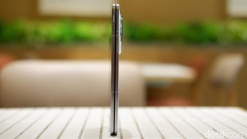Selain itu, Oppo Find N5 menjadi ponsel lipat pertama dengan sertifikasi IPX6, IPX8, dan IPX9, tahan terhadap cipratan air, rendaman, hingga semburan air bertekanan tinggi, bahkan di suhu ekstrem (-20°C hingga 50°C). Foto: Adi Fida Rahman/detikINET