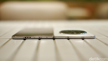 Oppo Find N5 diklaim sebagai ponsel lipat model buku tertipis saat ini. Dengan ketebalan hanya 4,21 mm saat dibuka Foto: Adi Fida Rahman/detikINET