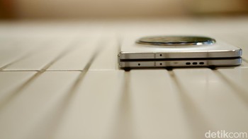 Sementara saat dilipat ketebalannya hanya 8,93 mm. Ditambah bobotnya pun ringan, hanya 229 gram, menjadikannya nyaman digenggam. Foto: Adi Fida Rahman/detikINET