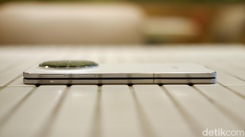 Ponsel ini menjalankan ColorOS 15 berbasis Android 15, dengan janji pembaruan keamanan selama 5 tahun. Fitur AI seperti AI Call Summary untuk merangkum percakapan telepon, Dual-Screen Translation untuk penerjemahan langsung, dan O+ Connect untuk integrasi dengan Mac meningkatkan efisiensi pengguna. Foto: Adi Fida Rahman/detikINET