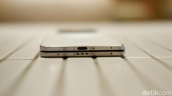 Oppo Find N5 dibekali baterai silikon-karbon 5600 mAh, diklaim mampu streaming nonstop selama 25 jam, meeting Zoom 8 jam, atau gaming 7 jam. Pengisian cepat 80W SuperVOOC dapat mengisi penuh dalam 47 menit, didukung pula oleh 50W AirVOOC (nirkabel) dan reverse charging. Foto: Adi Fida Rahman/detikINET