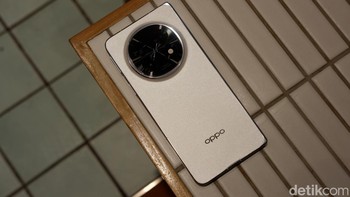 Sistem kamera Oppo Find N5 dikembangkan bersama Hasselblad, menawarkan tiga lensa belakang: 50 MP (wide, f/1.6, 23 mm): Sensor 1/1,4 inci dengan PDAF dan OIS untuk foto tajam di segala kondisi cahaya. 50 MP (periskop, f/2.6, 73 mm): Dukung zoom optik 3x, zoom AI hingga 120x, Tele-makro. 8 MP (ultra-wide, f/2.2): Untuk sudut pandang lebar. Foto: Adi Fida Rahman/detikINET