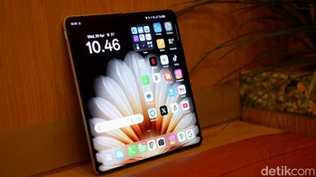 Kedua layar mendukung stylus (Oppo Pen, dijual terpisah) untuk produktivitas, serta Dolby Vision dan Widevine L1 untuk streaming berkualitas tinggi. Fitur Boundless View memungkinkan multitasking dengan tiga aplikasi sekaligus secara proporsional, sementara transisi antara layar dalam dan luar terasa mulus. Foto: Adi Fida Rahman/detikINET