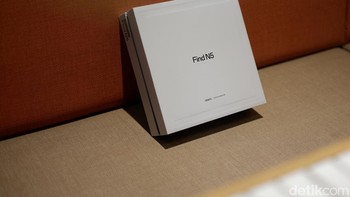 Kotak kemasan Oppo Find N5. Foto: Adi Fida Rahman/detikINET