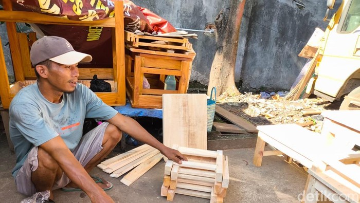 Ozi saat di lapak pembuatan meja kayu miliknya
