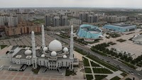 Astana, yang sebelumnya bernama Nur-Sultan, terus bertransformasi menjadi pusat pemerintahan dan ekonomi dengan infrastruktur futuristik serta tata ruang perkotaan yang terencana.