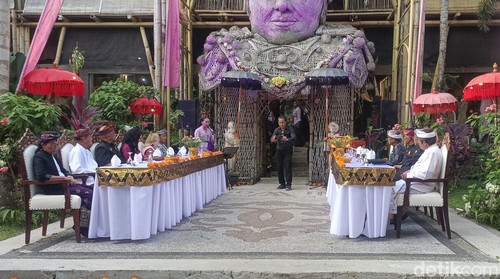 Para perwakilan puri-puri se-Bali berkumpul untuk mendeklarasikan toleransi dan perdamaian, Rabu (30/4/2025). (Ni Komang Ayu Leona Wirawan)