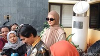 Mantan istri Baim Wong itu tak banyak bicara usai 2 jam bertemu dengan pihak Komnas Perempuan. Foto: Febri/detikcom