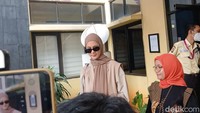 Paula memakai kacamata hitam dengan busana serba cokelat. Foto: Febri/detikcom