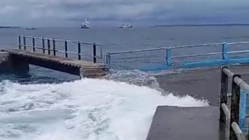 Pelabuhan Hansisi di Pulau Semau, Kabupaten Kupang, NTT hancur dan jebol karena dihantam gelombang tinggi, Rabu (30/4/2025).