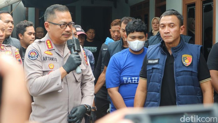 Pelaku predator seks di Jepara pria inisial S (21) tampak memakai baju tahanan warna biru dan bermasker, Rabu (30/4/2025).