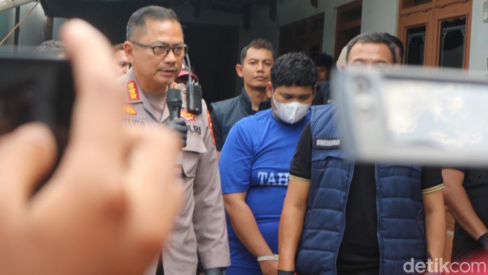 Pelaku predator seks di Jepara pria inisial S (21) tampak memakai baju tahanan warna biru dan bermasker, Rabu (30/4/2025).
