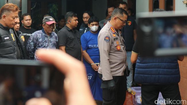 Pelaku predator seks di Jepara pria inisial S (21) tampak memakai baju tahanan warna biru dan bermasker, Rabu (30/4/2025). Pelaku predator seks di Jepara pria inisial S (21) tampak memakai baju tahanan warna biru dan bermasker, Rabu (30/4/2025).