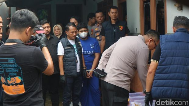 Pelaku predator seks di Jepara pria inisial S (21) tampak memakai baju tahanan warna biru dan bermasker, Rabu (30/4/2025).