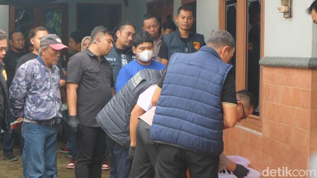 Pelaku predator seks di Jepara pria inisial S (21) tampak memakai baju tahanan warna biru dan bermasker, Rabu (30/4/2025).