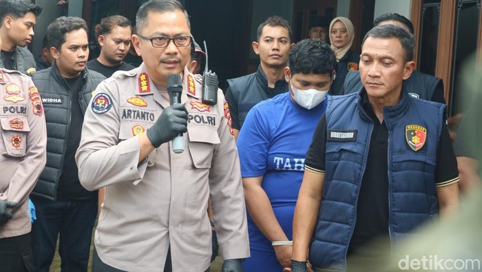 Pelaku predator seks di Jepara pria inisial S (21) tampak memakai baju tahanan warna biru dan bermasker, Rabu (30/4/2025).