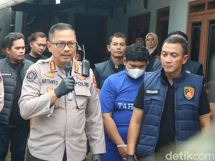 Pelaku predator seks di Jepara pria inisial S (21) tampak memakai baju tahanan warna biru dan bermasker, Rabu (30/4/2025).