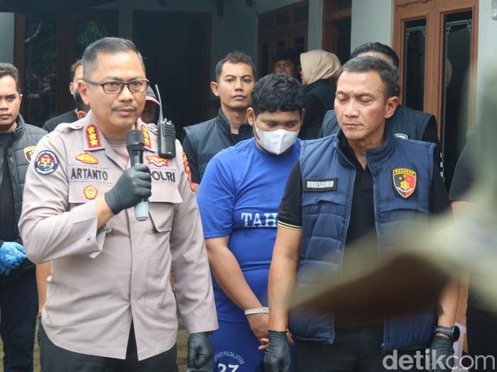 Pelaku predator seks di Jepara pria inisial S (21) tampak memakai baju tahanan warna biru dan bermasker, Rabu (30/4/2025).