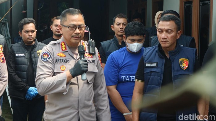 Pelaku predator seks di Jepara pria inisial S (21) tampak memakai baju tahanan warna biru dan bermasker, Rabu (30/4/2025).