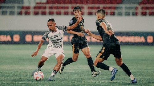 Pemain Bali United Irfan Jaya (jersey putih) dikawal ketat oleh dua pemain PSIS Semarang di kandang PSIS Semarang pada 11 Desember 2024. (Foto: Dok. Bali United)
