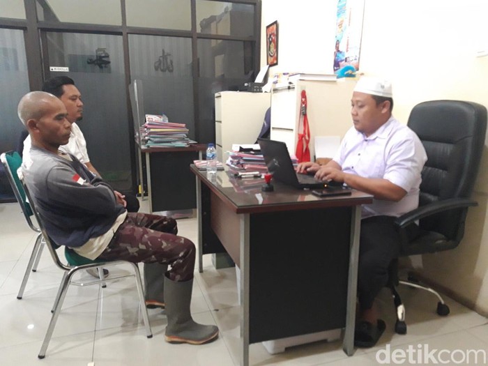 Suwarso, pria yang membacok tetangganya sendiri, saat dimintai keterangan di Polres Boyolali, Selasa (29/4/2025).