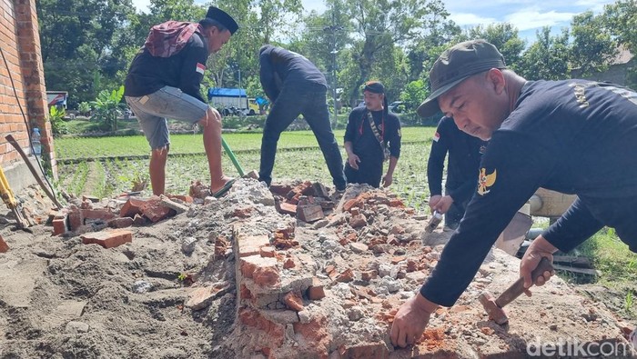 Pembongkaran makam palsu di Ponorogo