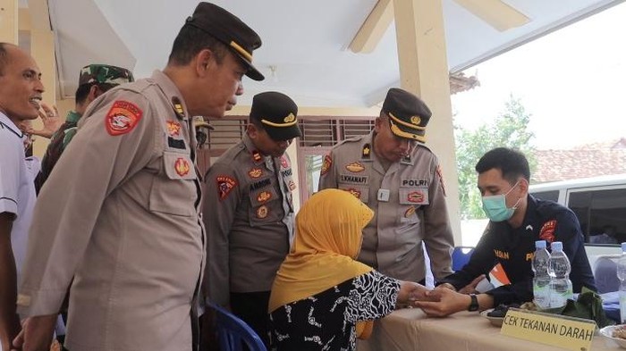 Pemeriksaan kesehatan gratis Polres Pemalang di Balai Desa Temuireng, Kecamatan Petarukan.