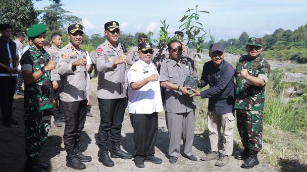 Penanaman pohon di area Tambang Pasir Kecamatan Nglegok