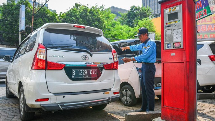 Pendapatan Mesin Parkir di Jakarta Menurun Juru parkir mengoperasikan mesin terminal parkir elektronik di Jalan Sabang, Jakarta, Selasa (29/4/2025). Dinas Perhubungan Provinsi DKI Jakarta mencatat pendapatan dari terminal parkir elektronik (TPE) mengalami penurunan yaitu sebesar Rp13 miliar pada tahun 2020 menjadi Rp8,9 miliar pada tahun 2024 yang disebabkan rusaknya sebanyak 137 mesin TPE dari total 201 mesin TPE yang ada di Jakarta. ANTARA FOTO/Sulthony Hasanuddin/rwa.