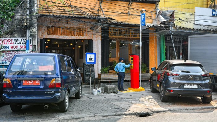 Pendapatan Mesin Parkir di Jakarta Menurun Juru parkir mengoperasikan mesin terminal parkir elektronik di Jalan Sabang, Jakarta, Selasa (29/4/2025). Dinas Perhubungan Provinsi DKI Jakarta mencatat pendapatan dari terminal parkir elektronik (TPE) mengalami penurunan yaitu sebesar Rp13 miliar pada tahun 2020 menjadi Rp8,9 miliar pada tahun 2024 yang disebabkan rusaknya sebanyak 137 mesin TPE dari total 201 mesin TPE yang ada di Jakarta. ANTARA FOTO/Sulthony Hasanuddin/rwa.