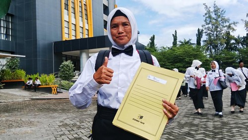 Hamidah setelah menerika SK Pengangkatan PPPK di kantor Bupati Lombok Timur, Rabu (30/4/2025).