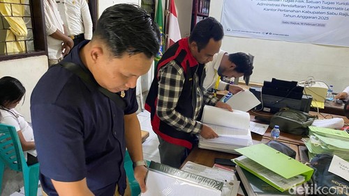 Penggeledahan di Kantor ATR/BPN Sabu Raijua, Rabu (30/4/2025).