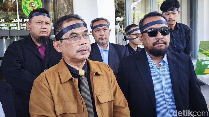 Penggugat ijazah Jokowi, Muhammad Taufiq, dan tim saat ditemui awak media di Pengadilan Negeri Solo, Rabu (30/4/2025).