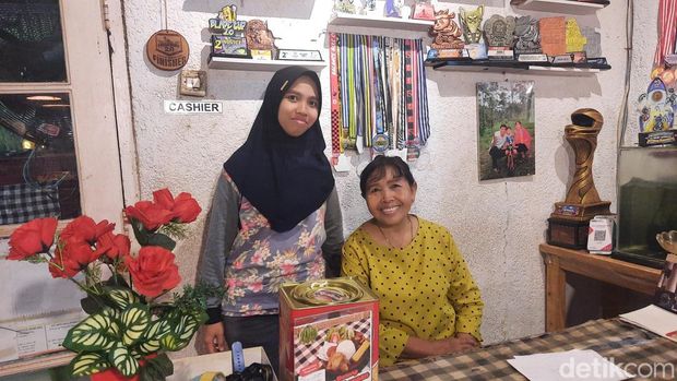 Pengusaha rumah makan gunakan QRIS.