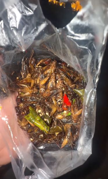 Penjual Jangkrik Goreng di Kamboja Ini Cantiknya Bikin Salah Fokus!