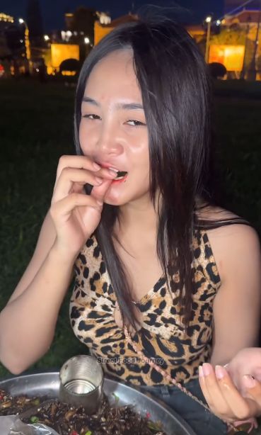 Penjual Jangkrik Goreng di Kamboja Ini Cantiknya Bikin Salah Fokus!